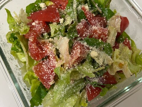 粉チーズたっぷり♪ルッコラとトマトとレタスのサラダ